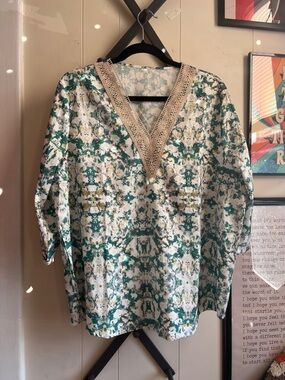 Green Patterned V-Neck Women's Top with Crochet Trim